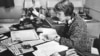 1950 жылғы 4 шілдеде Азат Еуропа радиосы алғашқы хабарын таратты. Бір айдан соң радио үні Польшада да естіле бастады. Тыңдаушылардың қатарына бұл елден Азаттық редакторы Рикард Йозвяктің әкесі де қосылған.