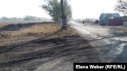 Қарағанды облысы Чкалов ауылында жүріп жатқан бөгет тұрғызу жұмыстары. Кейбір жерлерде бұл топырақ жалдар үйлерге тым тақау үйіліп жатыр, ол тұрғындарға ұнамайды.
