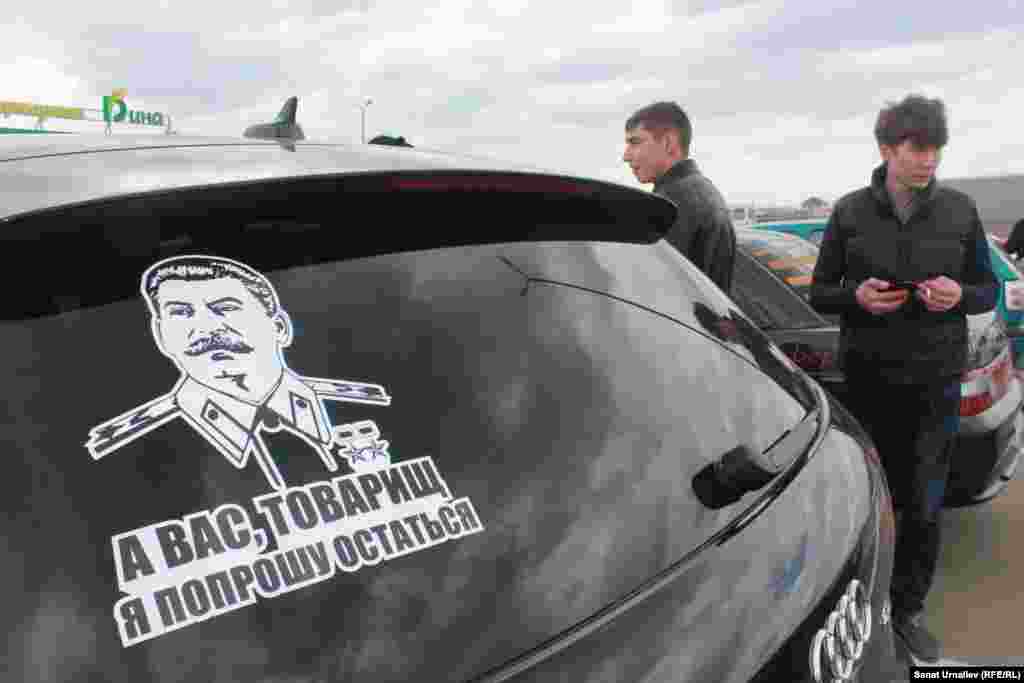 Организаторов автопробега найти не удалось. Участники, в основном молодые люди, договорились об акции в социальных сетях. 