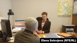 Адвокат Владислав Коснырев и обвиняемая в экстремизме безработная Елена Родвикова