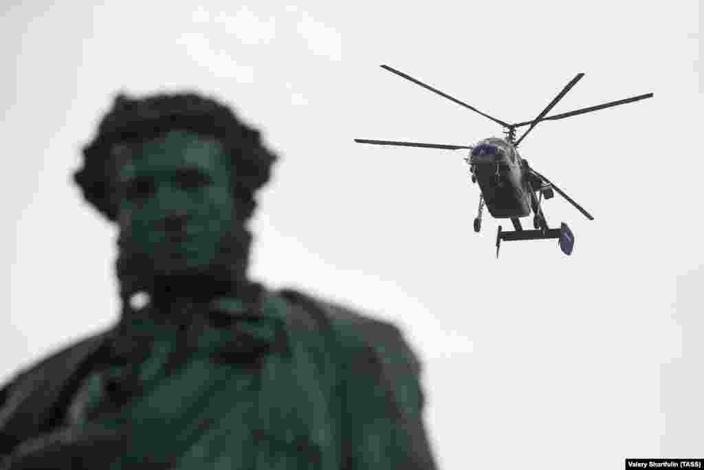 Акция белгіленген жерде әуеде тікұшақ қалқып тұрды. 