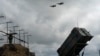 Винищувачі F-16 ЗСУ пролетіють над ЗРК «Патріот» у невідомому місці в Україні. 2024 рік