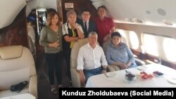 Қырғызстанның бұрынғы президенті Алмазбек Атамбаев пен оның жақтастары ұшақта. Бішкек, 24 шілде 2019 жыл.