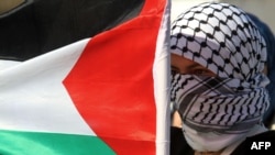 زندانیان فلسطینی در زندان‌های اسرائیل اکثرا کسانی هستند که جزو شبه‌نظامیان سازمان‌های مسلح فلسطینی بوده و شماری از آنها در کشتن اسرائیلی‌ها دست داشته‌اند.