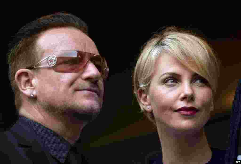 Bono i južnoafrička glumica Charlize Theron prisustvovali su komemoraciji u Johannesburgu, 10. decembar 2013. Foto: AFP / Odd Andersen