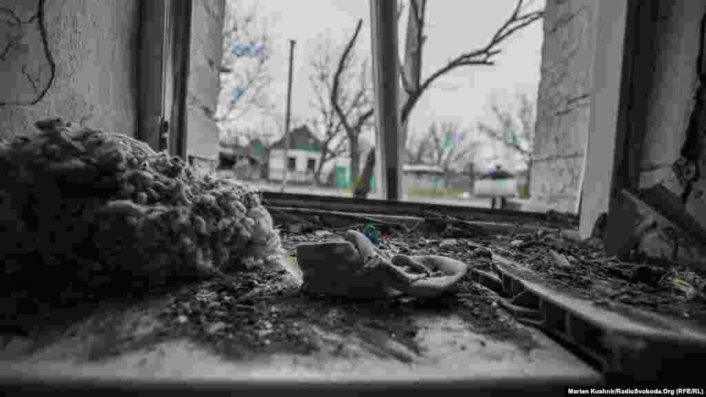 Ракета «Града» прилетела во двор Анны. Это родовой дом ее покойного мужа. После активизации боевых действий в Авдеевке, Анна с дочкой перебрались в новую часть города 