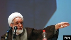 مهدی کروبی، رئیس سابق مجلس شورای اسلامی و نامزد دهمین انتخابات ریاست جمهوری