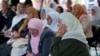 Gratë në Srebrenicë duke përcjellë seancën ku u dënua me burgim të përjetshëm shefi i ushtrisë të serbëve të Bosnjës, Ratko Mlladiq. 