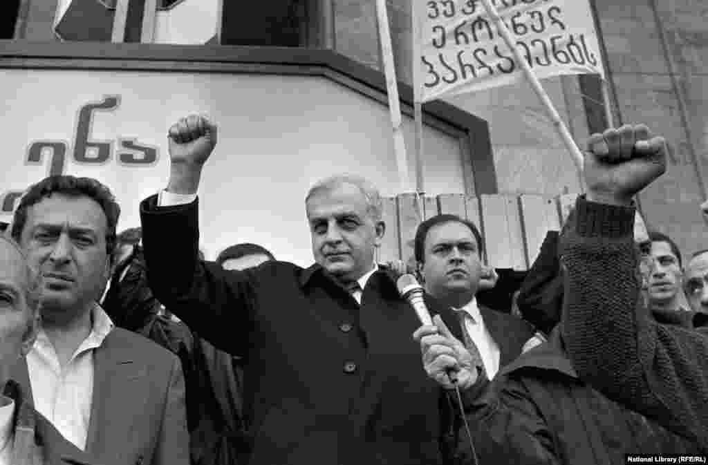 Звиад Гамсахурдиа (ортада) Тбилисидегі митингіде. 1989 жыл. 1980-жылдардың соңында Грузия Совет Одағынан бөлініп шығуға әрекет жасап, ұлт мәселесін көтерген Звиад Гамсахурдиа билікке келді. 1991 жылы ол 90 пайызға жуық дауыспен президент болып сайланды. Бір философ Гамсахурдианың "Грузия грузиндер үшін" дейтін ұранына: "Егер бұл халқымның таңдауы болса, ендеше мен халқыма қарсымын" деп пікір білдірген еді. 