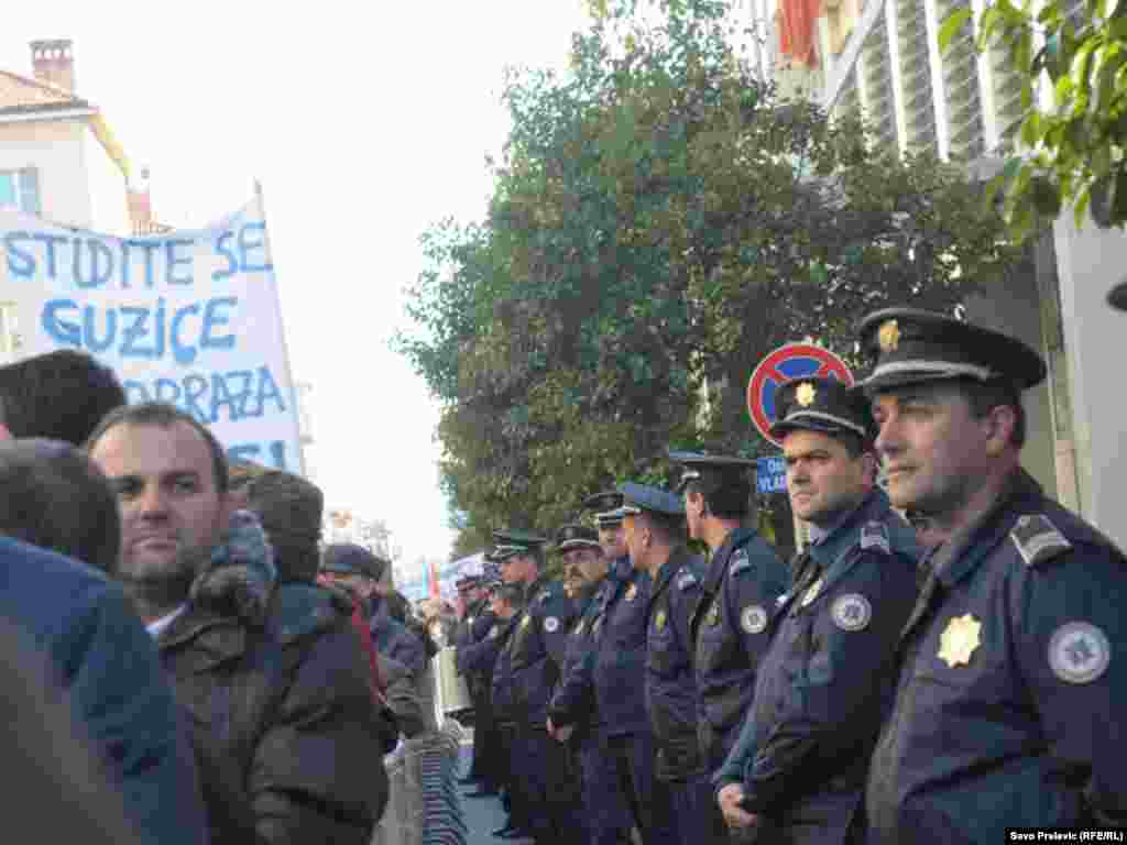 U Podgorici je nekoliko hiljada ljudi 21. januara 2012. protestovalo ispred zgrade crnogorske Vlade, zbog teškog socijalno-ekonomskog stanja u Crnoj Gori. Protest je organizovala Unija slobodnih sindikata, uz podršku Mreže za afirmaciju nevl