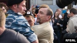 Задержание Льва Пономарёва на протестной акции в 2009 году