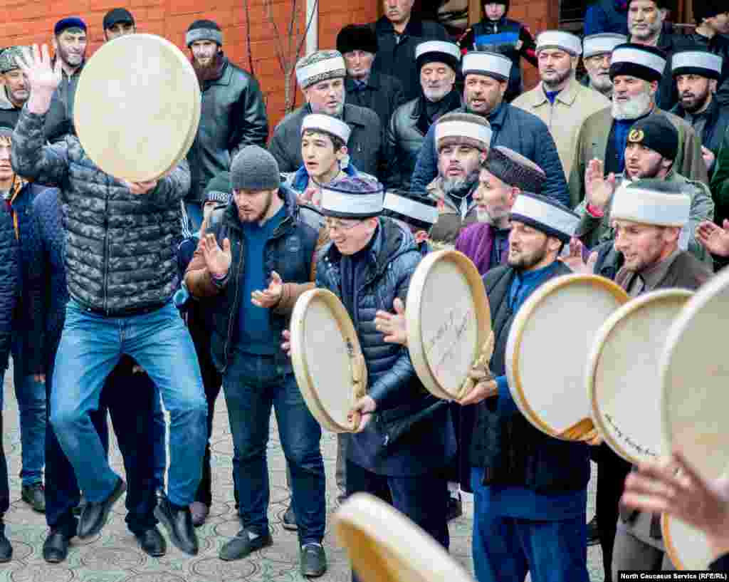 Порой суфии во время зикра впадают в транс – особенно часто это бывает с теми, кто трясет головой. Но представители некоторых вирдов транс не одобряют и считают, что после него надо заново делать омовение.