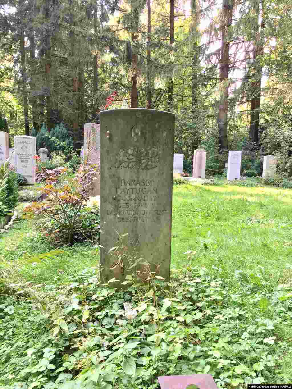Барасби Байтуган, в эмиграции с 1922 года, в 1930 году издавал в Варшаве журнал "Горцы Кавказа", в 1934 году переименованный в "Северный Кавказ". В послевоенное время жил в Лондоне. В 1953 году вернулся в Германию