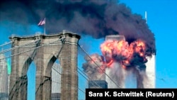Lángokban a World Trade Center tornyai a 2001. szeptember 11-i terrortámadás után