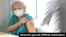 Првата вакцина против ковид-19 ја прими д-р прим. Добринка Наунова Јовановска од Клиниката за Инфективни болести