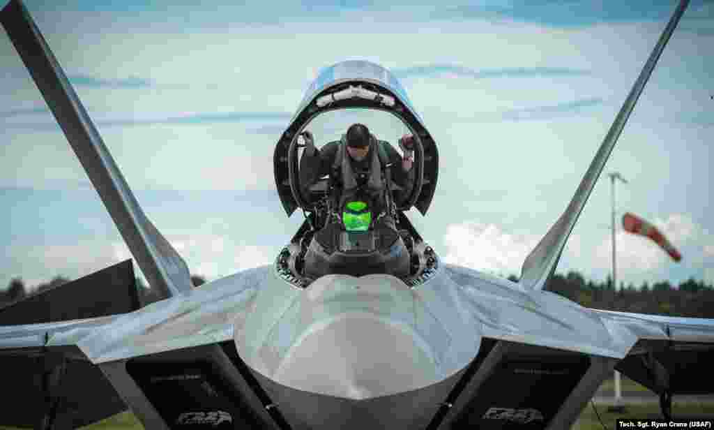 Но стоимость F-22 получилась запредельной – около 150 миллионов долларов за штуку. Экспорт истребителей F-22 из США запрещен, в самой же стране на вооружении состоят 187 самолетов