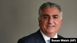 شاهزاده رضا پهلوی خطاب به خامنهای نوشت: «یاوههایت لرزانتر و پایههای بیتِ شومَت سُستتر از آنند، که نیازی به طولانیکردن سخن داشته باشد».