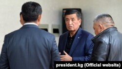 Сооронбай Жээнбеков во время встречи с начальником Генерального штаба Вооруженных Сил Таалайбеком Омуралиевым. Бишкек. 9 октября 2020 года.