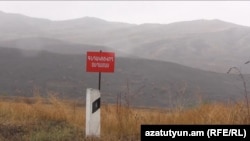 Տավուշի սահմանագծին տեղադրված այս ցուցանակը զգուշացնում է գնդակոծման վտանգի մասին: 