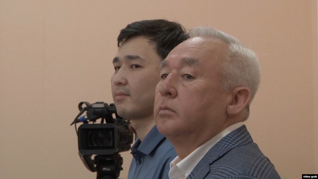 Председатель Союза журналистов Казахстана Сейтказы Матаев (справа) и его сын Асет Матаев в зале суда. Астана, 4 августа 2016 года.