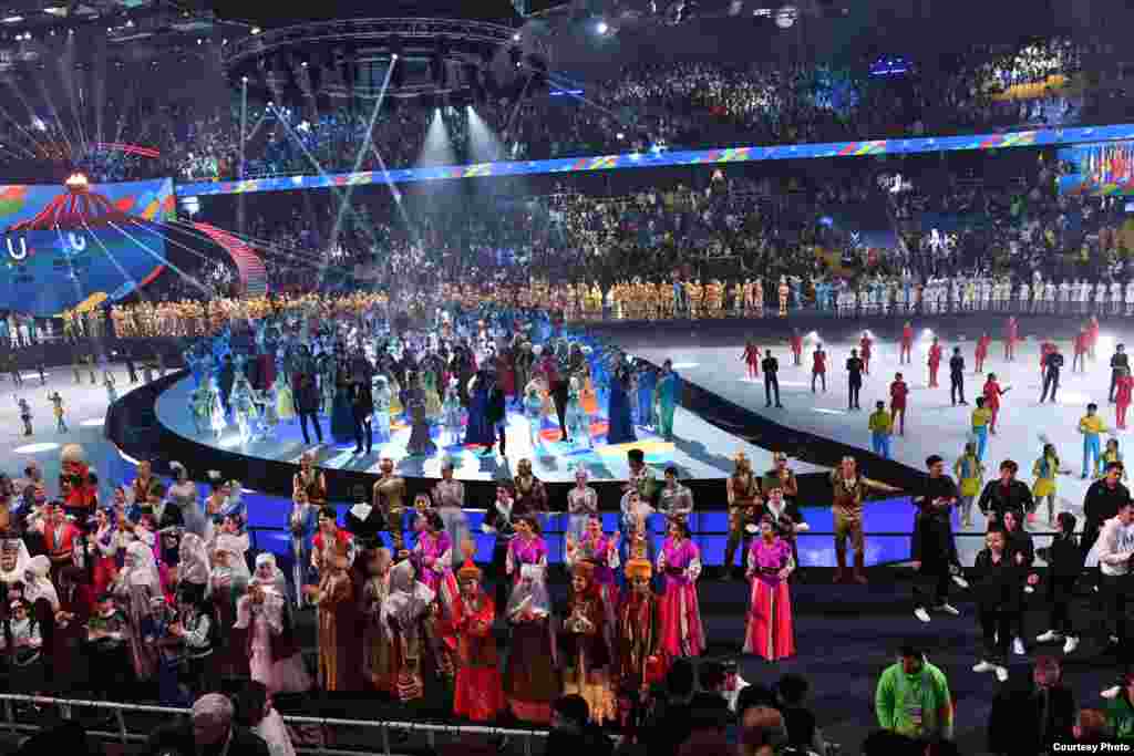 Универсиада алауы жағылып, шараның аяқталған сәті. 