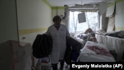 Медик у пошкодженому обстрілами військ РФ пологовому будинку у Маріуполі, 9 березня 2022 року
