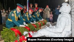 Памятник в Ногинске, городе к востоку от Москвы, под названием «Не сдаюсь». Потерявший ногу на войне в Украине российский солдат держит гранату с выдернутой чекой