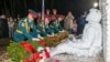 Памятник "Не сдаюсь" в Ногинске: потерявший ногу в бою военный держит в руке гранату 