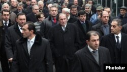 Левон тер-Петросян (центр) возглавляет шествие оппозиции, 10 декабря 2011 г.