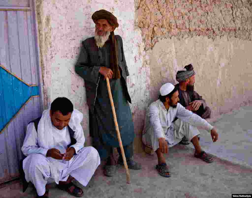 Balkh nuk ka qenë i mbrojtur nga dhuna. Agha Jan, një bujk i moshuar nga rrethi Balkh-it, u zhvendos në periferi të Mazar-e Sharifit tre muaj më parë.