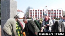 Кветкі й вянкі кладуць грамадзкія актывісты да чарнобыльскага мэмарыялу 