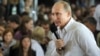 Putin kremlçi toparlaryň Seliger kölüniň ýakasyndaky lagerinde, 1-nji awgust.