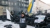 Участники акции протеста возле баррикады во Львове
