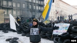 Участники акции протеста возле баррикады во Львове