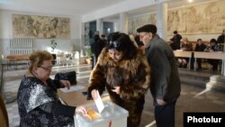 Armenia -- A voter casts a ballot in a polling station, Yerevan, 6Dec2015