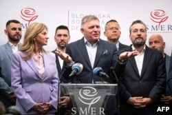 Fico (në qendër) gjatë një konference shtypi në Bratislavë më 1 tetor.