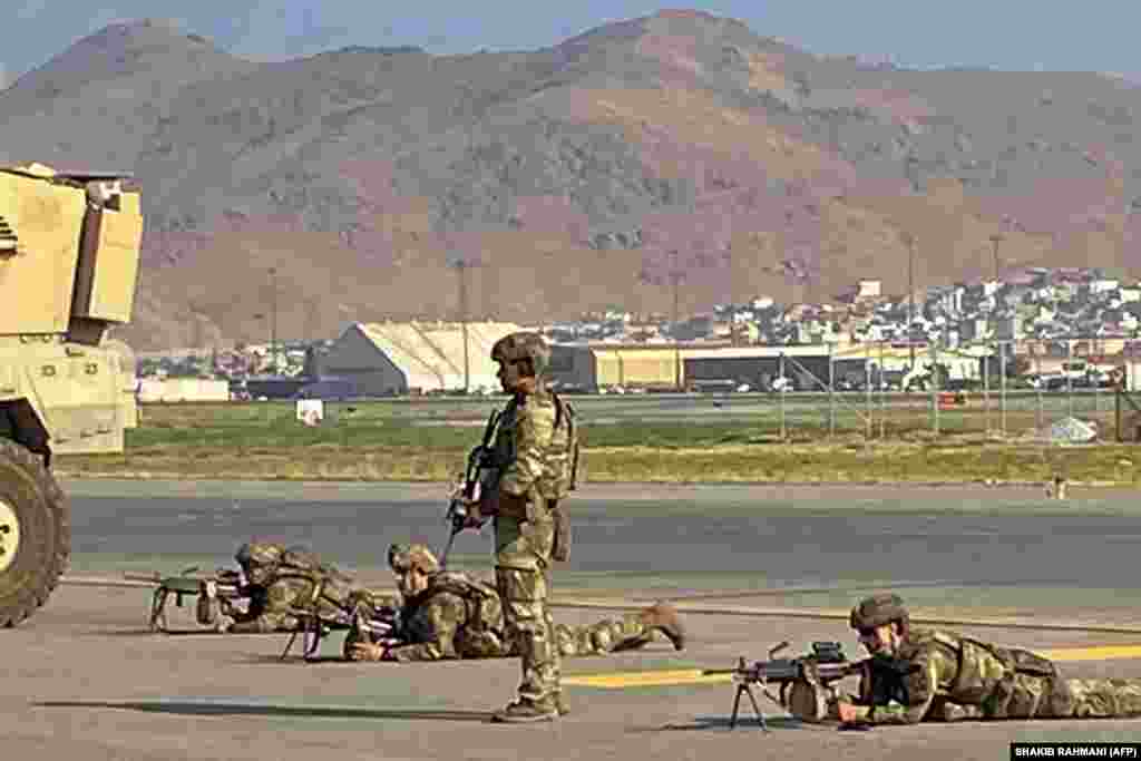 Американские военные занимают позиции во время работы по обеспечению безопасности аэропорта 