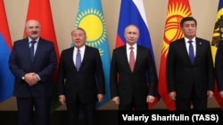 Беларусь президенті Александр Лукашенко, Қазақстанның бұрынғы президенті Нұрсұлтан Назарбаев, Ресей президенті Владимир Путин және Қырғызстан президенті Сооронбай Жээнбеков (солдан оңға қарай).