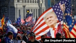 Donald Trump amerikai elnök szimpatizánsa az "Állítsuk meg a lopást" tüntetésen Washingtonban, 2020. november 14-én. A tüntetést azután tartották, hogy Joe Biden demokrata jelöltet hozták ki a 2020-as választás győztesének.