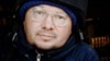 "Бо дастони баста ва сари тирхӯрда." Достони дӯкондори начандон шинохта