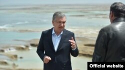 Шавкат Мирзиёев Сардоба сув омбори ёнида, 2020 йил 2 майи.