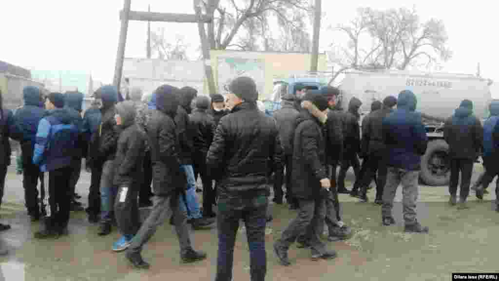 В центре села собралось много молодых людей. 