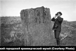 Ludwig Wonago szemrevételezi a tájat Krasznojarszkban 1908. július 30-án.