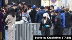 Кыргызстандын Орусиядагы элчилигинин алды. Архивдик сүрөт.