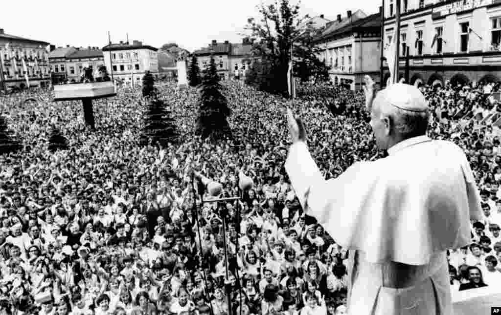 Июнь 1979 года. Папа Иоанн Павел II совершает визит в свою родную страну – Польшу. Его приветствуют миллионы людей. Папа избегает прямой критики коммунистических правителей Польши, но в своих проповедях говорит о "неотъемлемых" правах граждан, укрепляя дух недовольных режимом. Через несколько месяцев в Гданьске был основан антикоммунистический профсоюз "Солидарность", в который за год вступили около 10 миллионов человек. 