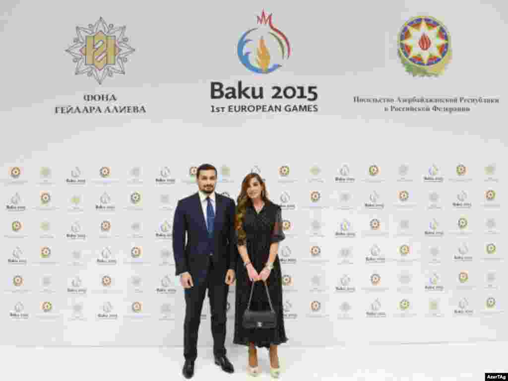 Moskvanın "Redisson Royal" (keçmiş Ukrayna) mehmanxanasının konqres mərkəzində keçirilən Avropa oyunları - Bakı-2015-in təqdimatında İlham Əliyevin yaxın ailə üzvləri də iştirak edirdilər. Şəkildə prezidentin kiçik qızı Arzu Əliyeva həyat yoldaşı, rusiyalı iş adamı Səməd Qurbanovla birlikdə 