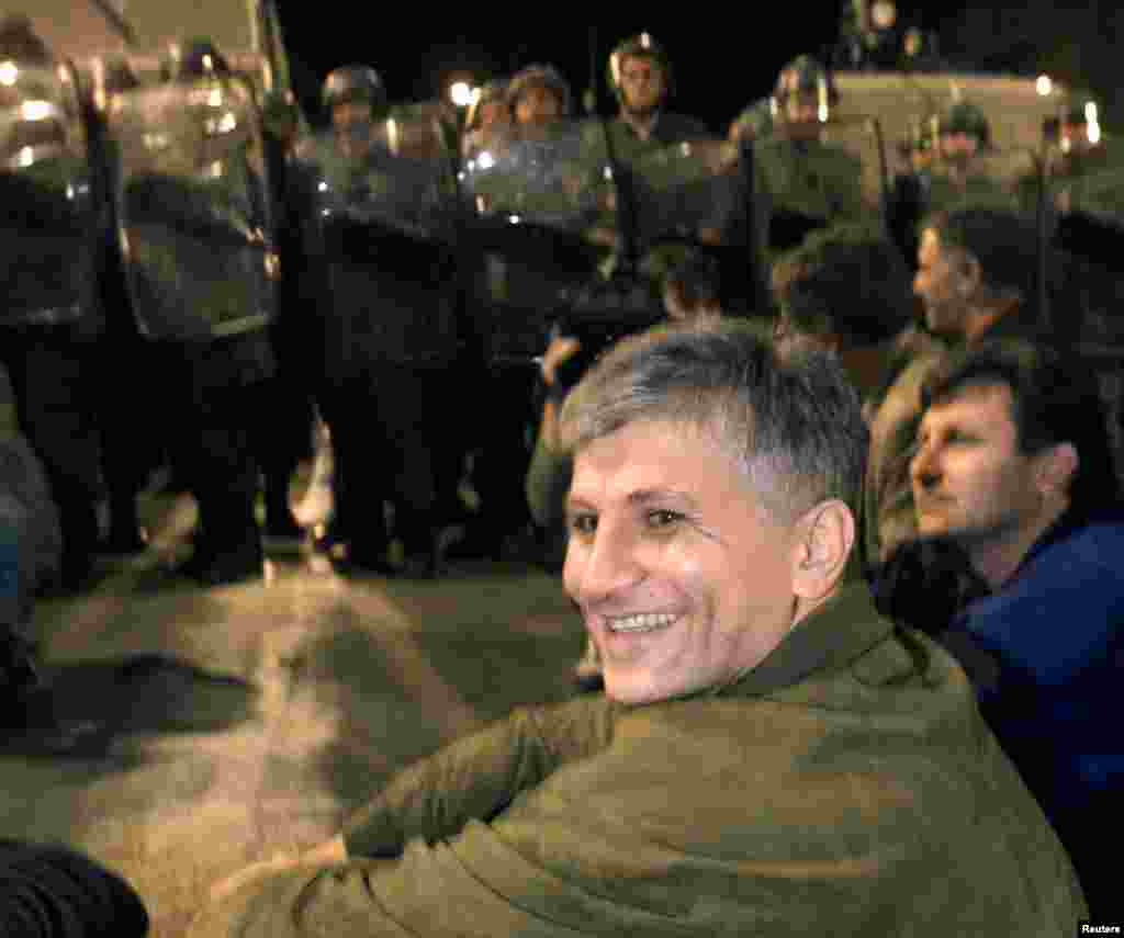 Джинджич перед полицейским кордоном во время демонстрации против президента Югославии Слободана Милошевича 29 сентября 1999 г.
