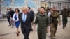 Volodimir Zelenszkij ukrán elnök (jobbra) és Borisz Johnson brit miniszterelnök (balra) a kijevi Mihajlovszka téren 2022. június 17-én.