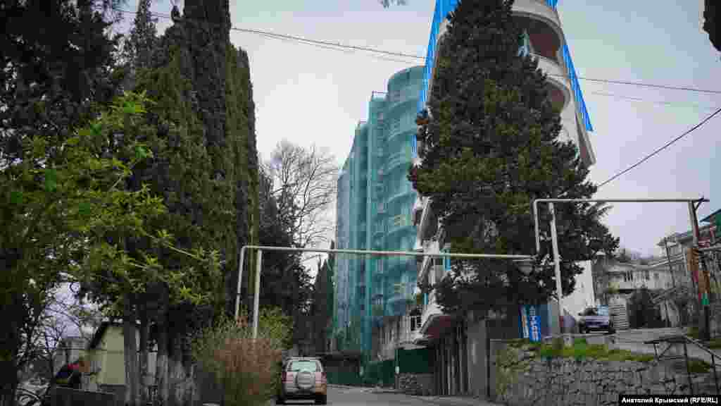 Bu çoq qatlı ev Vinogradnaya soqağında yaqında «ösip çıqtı»