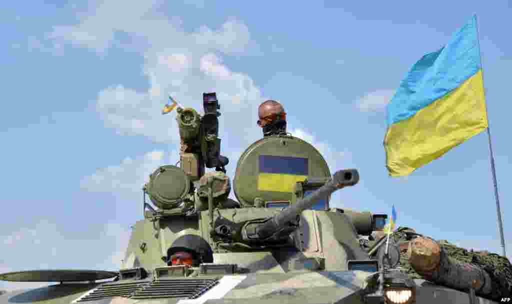 Українські військові у звільненому від бойовиків місті Дебальцеві на Донеччині, 30 липня 2014 року 